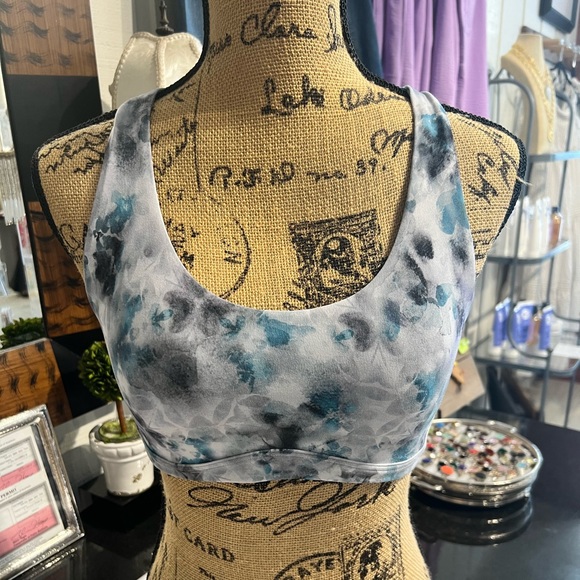 lululemon athletica Other - Lululemon EUC size 8 sports bra blue/grey pattern.